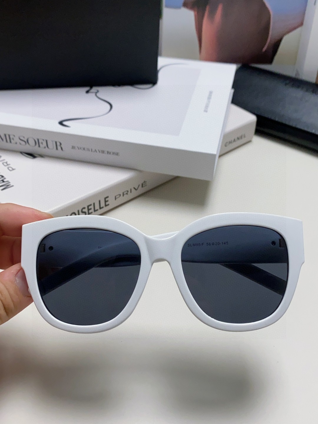  YSL圣罗兰 无法超逸的单品
跟足原版色 
肉眼可见的品质差别  
SAINT LAUREN
SL M