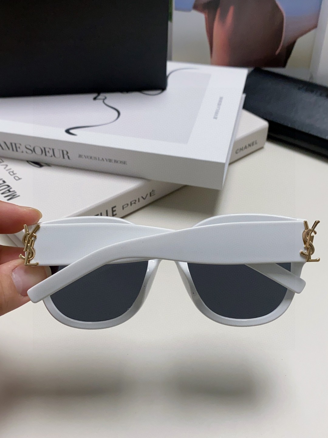  YSL圣罗兰 无法超逸的单品
跟足原版色 
肉眼可见的品质差别  
SAINT LAUREN
SL M