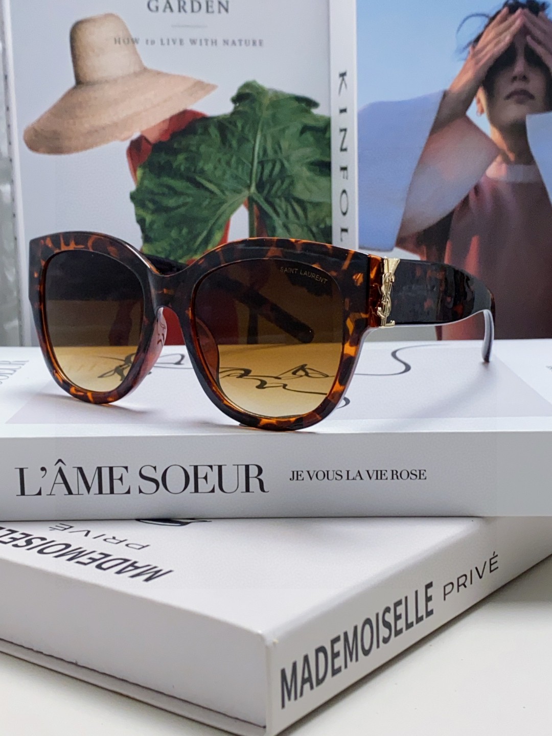  YSL圣罗兰 无法超逸的单品
跟足原版色 
肉眼可见的品质差别  
SAINT LAUREN
SL M