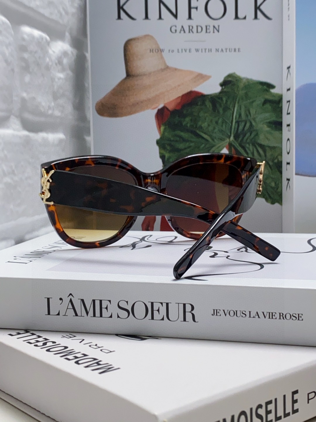  YSL圣罗兰 无法超逸的单品
跟足原版色 
肉眼可见的品质差别  
SAINT LAUREN
SL M