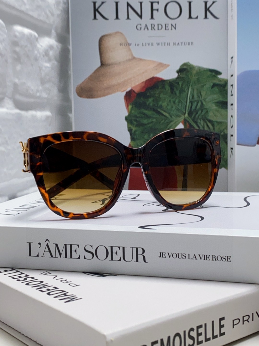  YSL圣罗兰 无法超逸的单品
跟足原版色 
肉眼可见的品质差别  
SAINT LAUREN
SL M