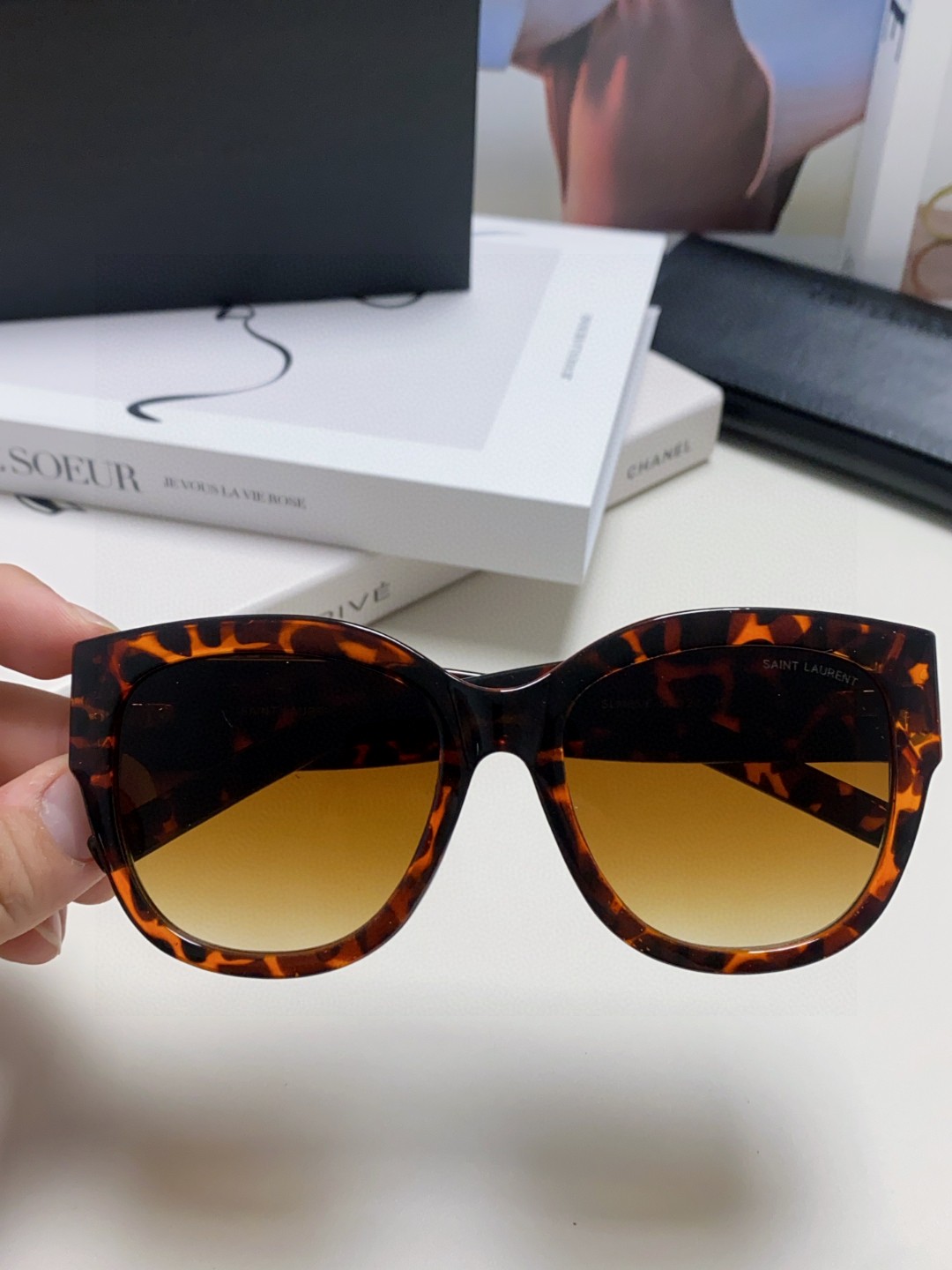  YSL圣罗兰 无法超逸的单品
跟足原版色 
肉眼可见的品质差别  
SAINT LAUREN
SL M
