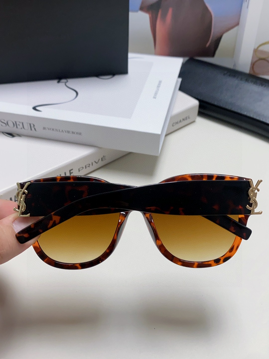  YSL圣罗兰 无法超逸的单品
跟足原版色 
肉眼可见的品质差别  
SAINT LAUREN
SL M