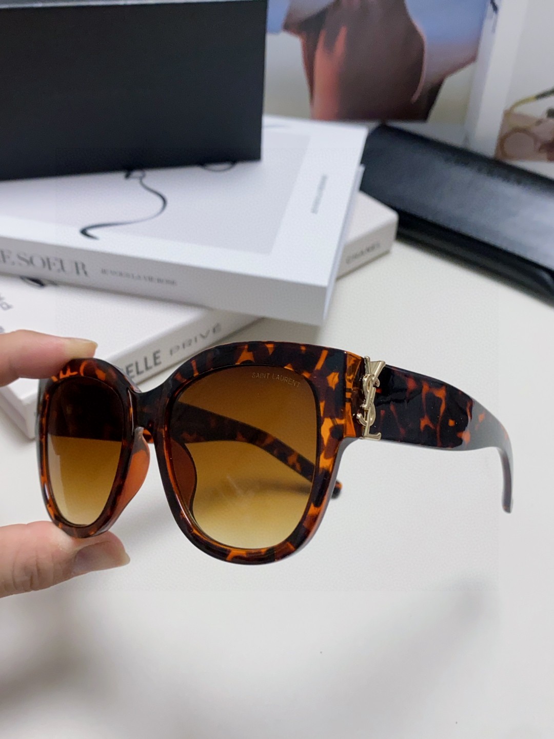  YSL圣罗兰 无法超逸的单品
跟足原版色 
肉眼可见的品质差别  
SAINT LAUREN
SL M