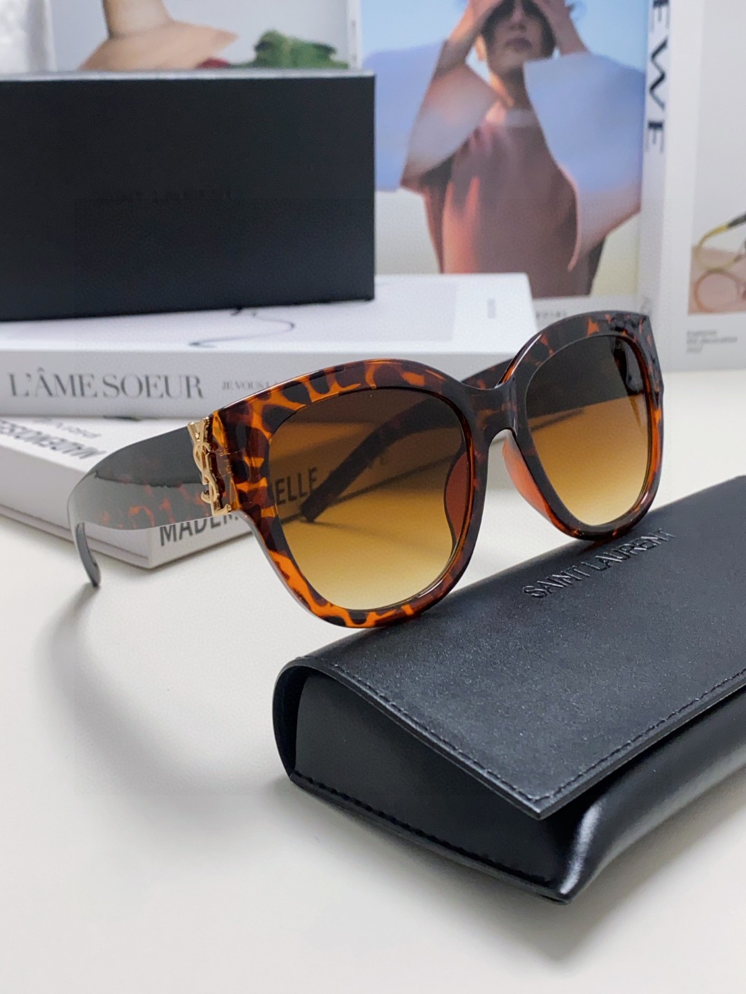  YSL圣罗兰 无法超逸的单品
跟足原版色 
肉眼可见的品质差别  
SAINT LAUREN
SL M