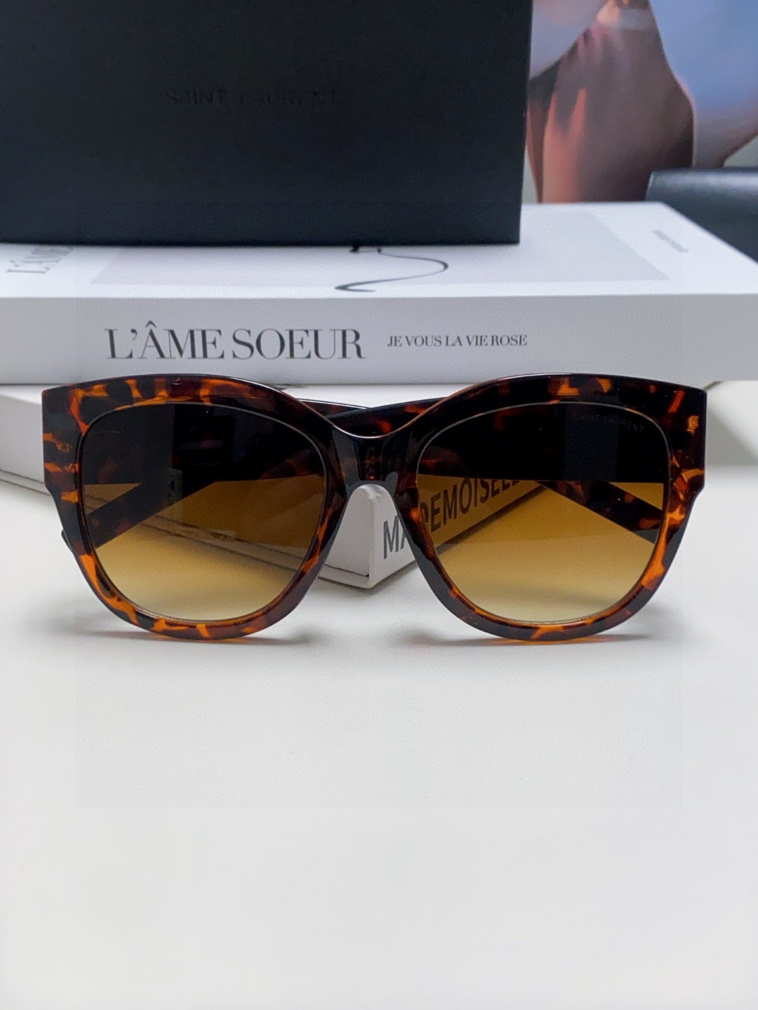  YSL圣罗兰 无法超逸的单品
跟足原版色 
肉眼可见的品质差别  
SAINT LAUREN
SL M