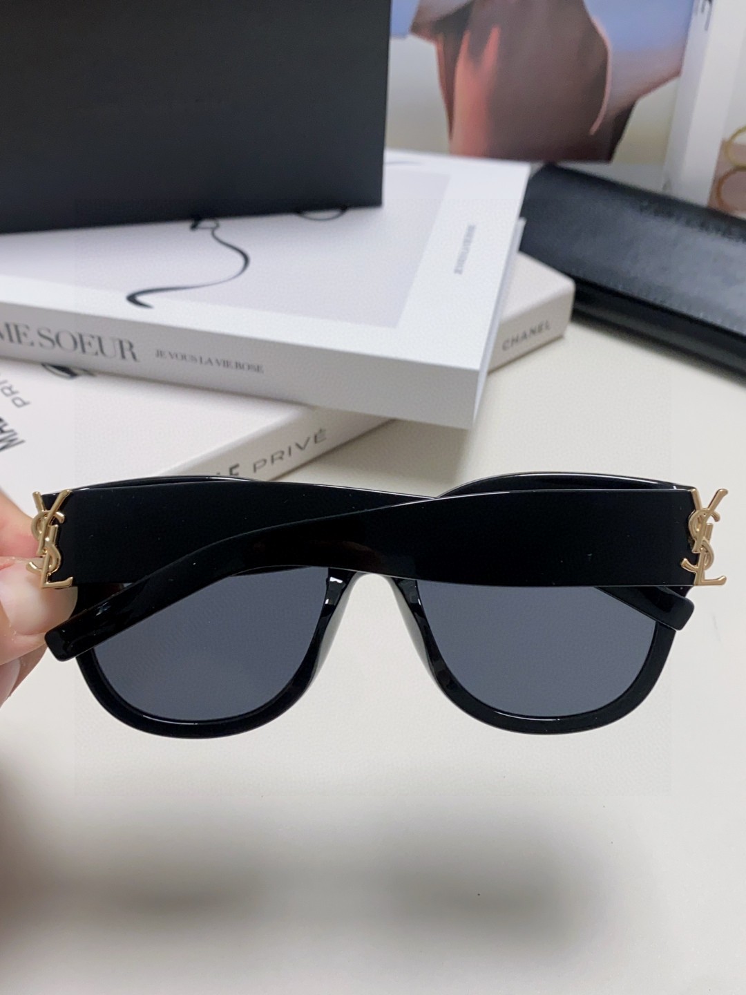  YSL圣罗兰 无法超逸的单品
跟足原版色 
肉眼可见的品质差别  
SAINT LAUREN
SL M