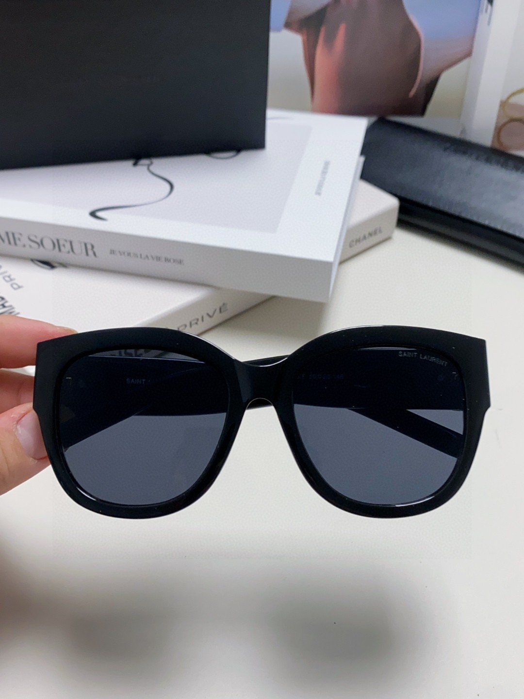  YSL圣罗兰 无法超逸的单品
跟足原版色 
肉眼可见的品质差别  
SAINT LAUREN
SL M
