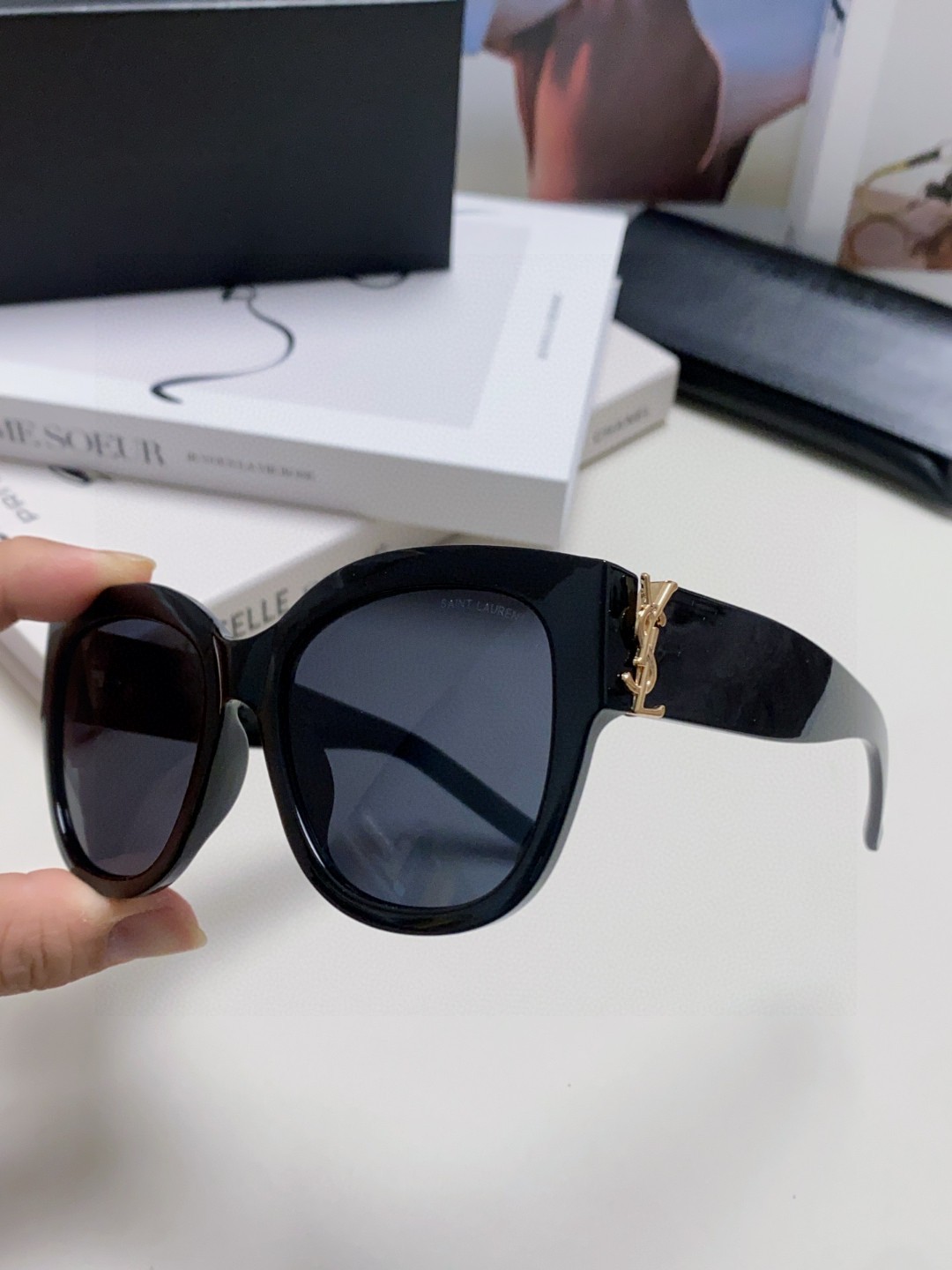  YSL圣罗兰 无法超逸的单品
跟足原版色 
肉眼可见的品质差别  
SAINT LAUREN
SL M