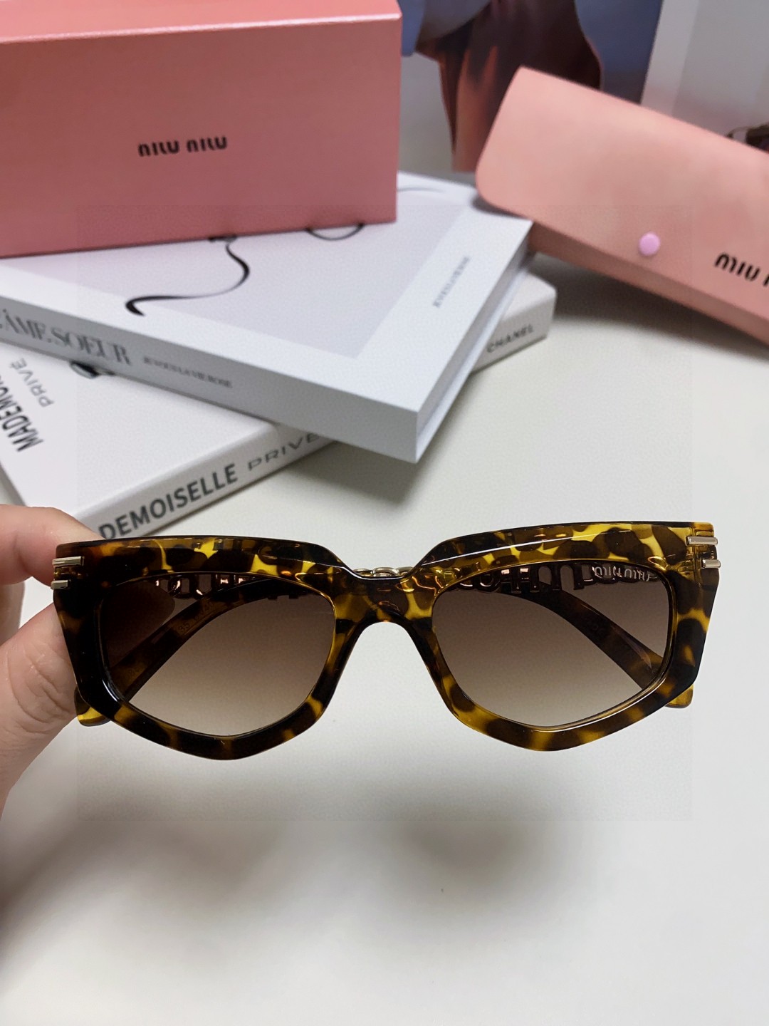   miumiu缪缪2025新款个性锥形太阳镜，高端奢侈 女士潮流眼镜 