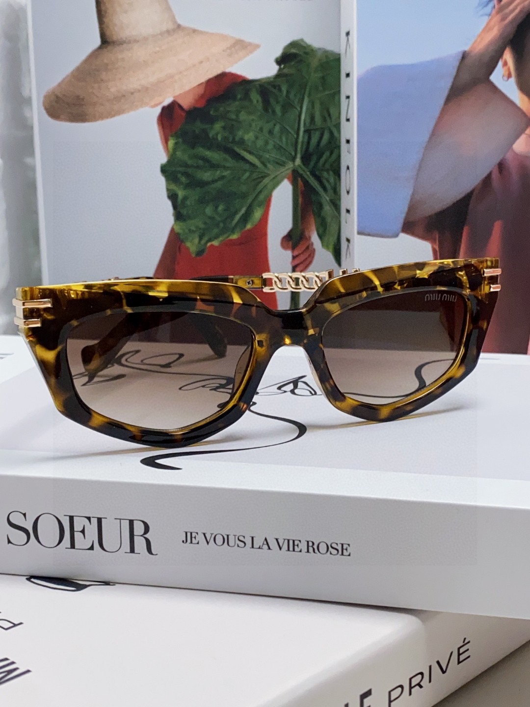   miumiu缪缪2025新款个性锥形太阳镜，高端奢侈 女士潮流眼镜 