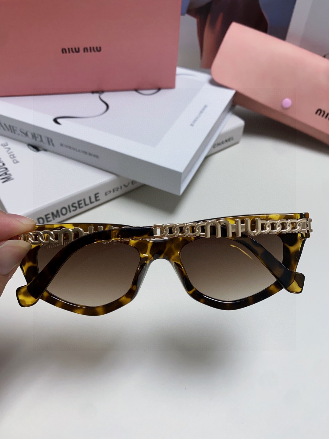   miumiu缪缪2025新款个性锥形太阳镜，高端奢侈 女士潮流眼镜 