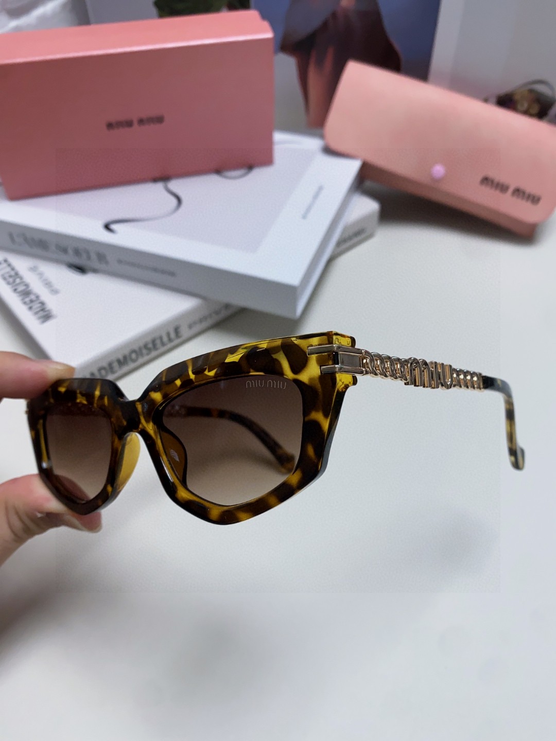   miumiu缪缪2025新款个性锥形太阳镜，高端奢侈 女士潮流眼镜 