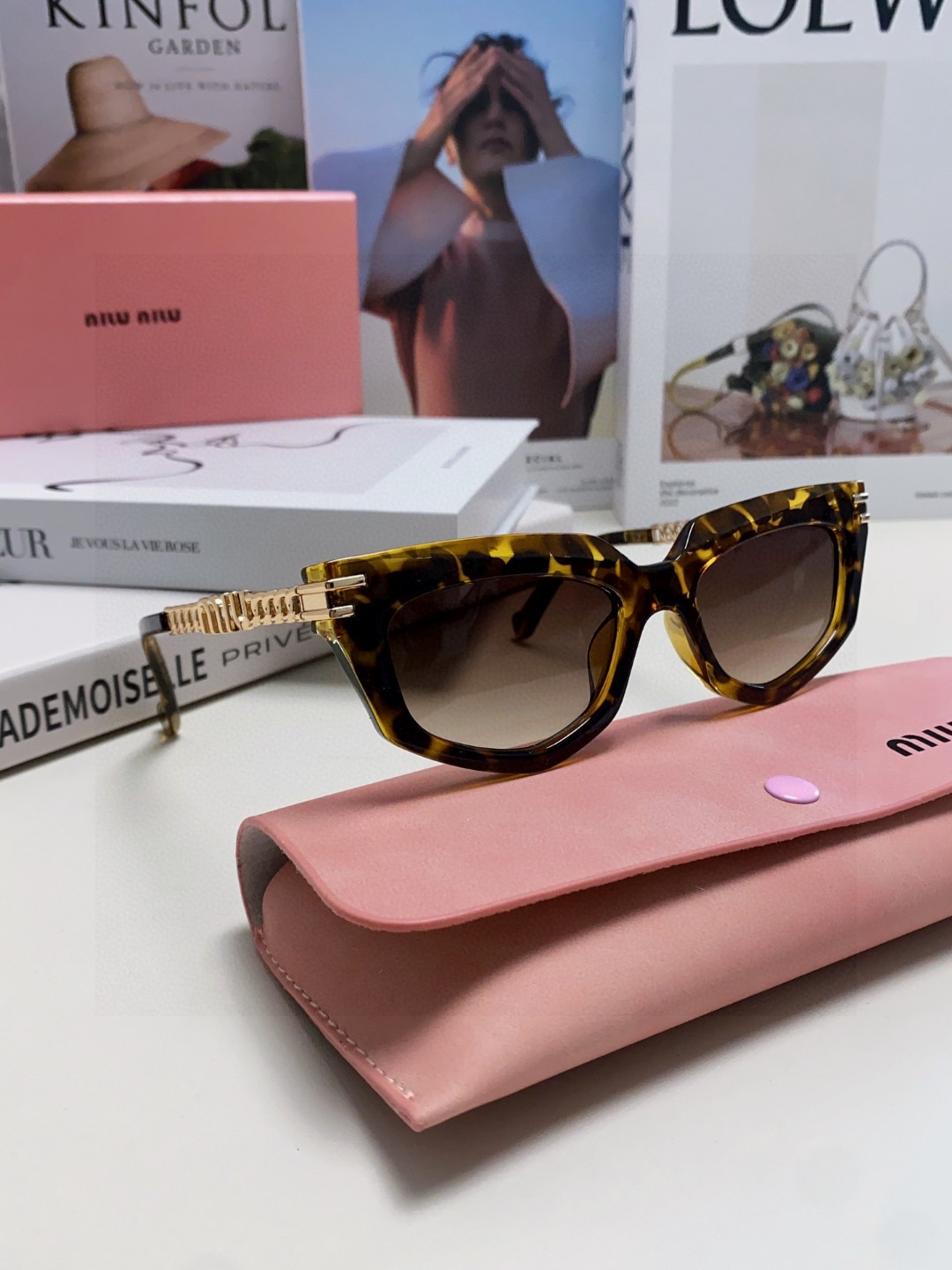   miumiu缪缪2025新款个性锥形太阳镜，高端奢侈 女士潮流眼镜 