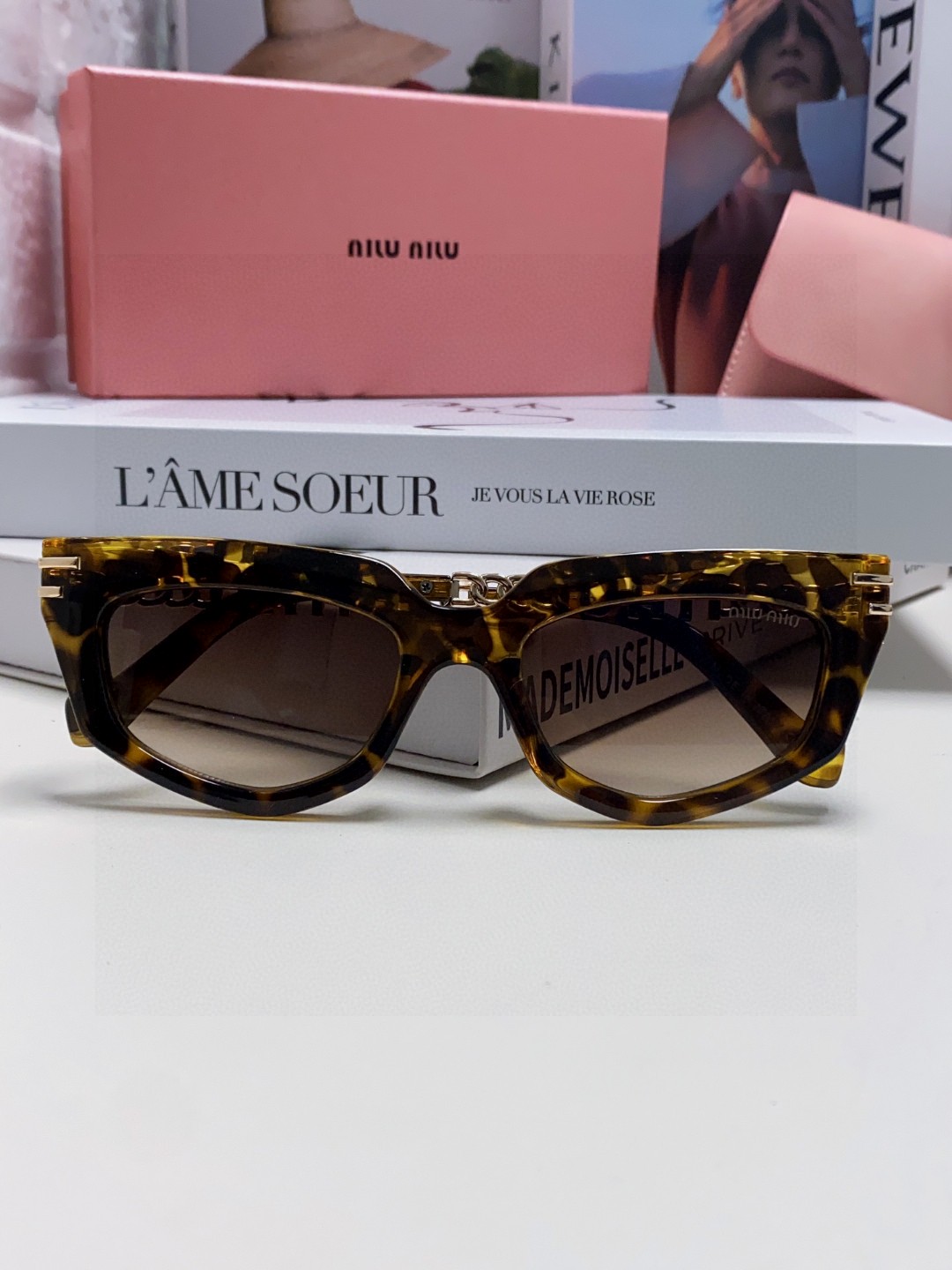   miumiu缪缪2025新款个性锥形太阳镜，高端奢侈 女士潮流眼镜 