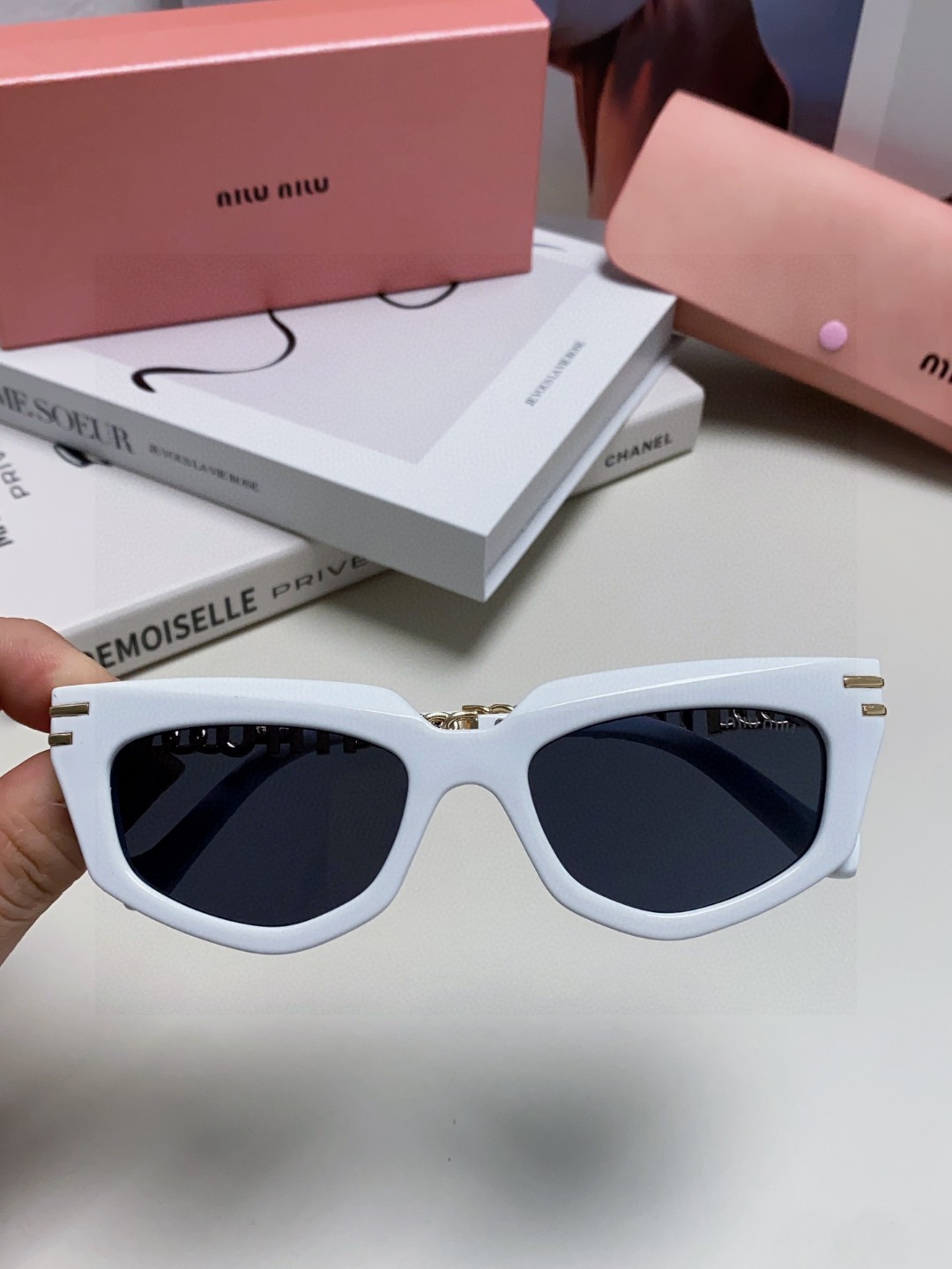   miumiu缪缪2025新款个性锥形太阳镜，高端奢侈 女士潮流眼镜 