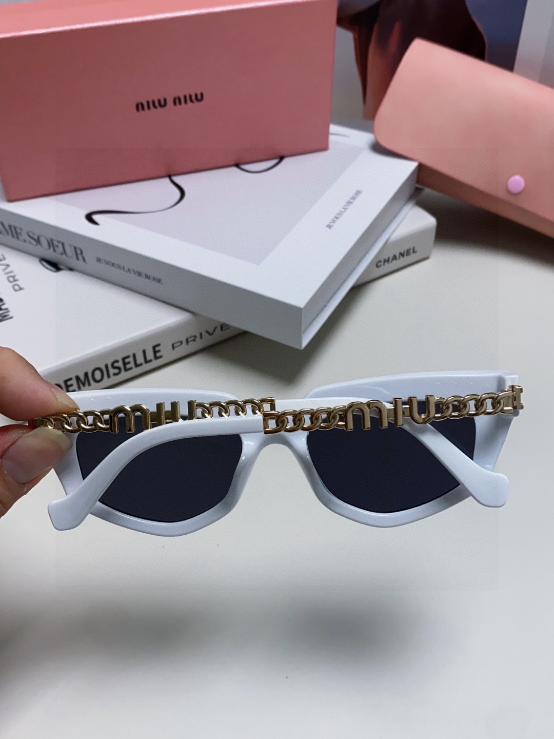   miumiu缪缪2025新款个性锥形太阳镜，高端奢侈 女士潮流眼镜 