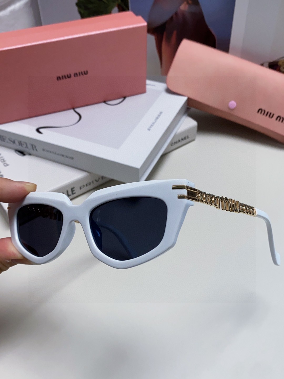   miumiu缪缪2025新款个性锥形太阳镜，高端奢侈 女士潮流眼镜 