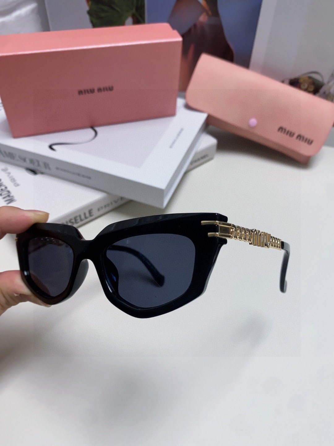   miumiu缪缪2025新款个性锥形太阳镜，高端奢侈 女士潮流眼镜 