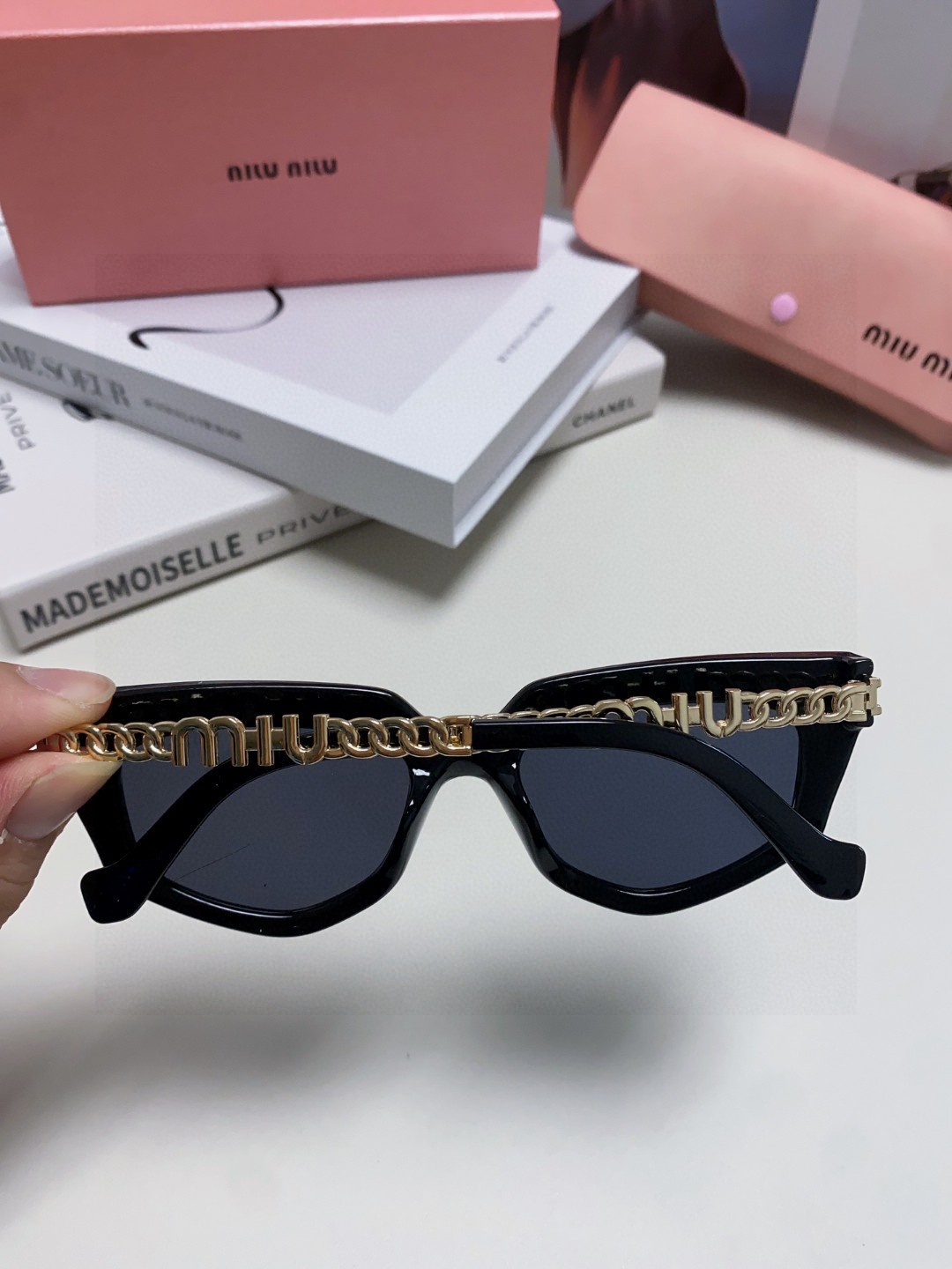   miumiu缪缪2025新款个性锥形太阳镜，高端奢侈 女士潮流眼镜 