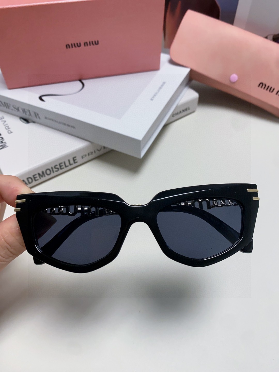   miumiu缪缪2025新款个性锥形太阳镜，高端奢侈 女士潮流眼镜 