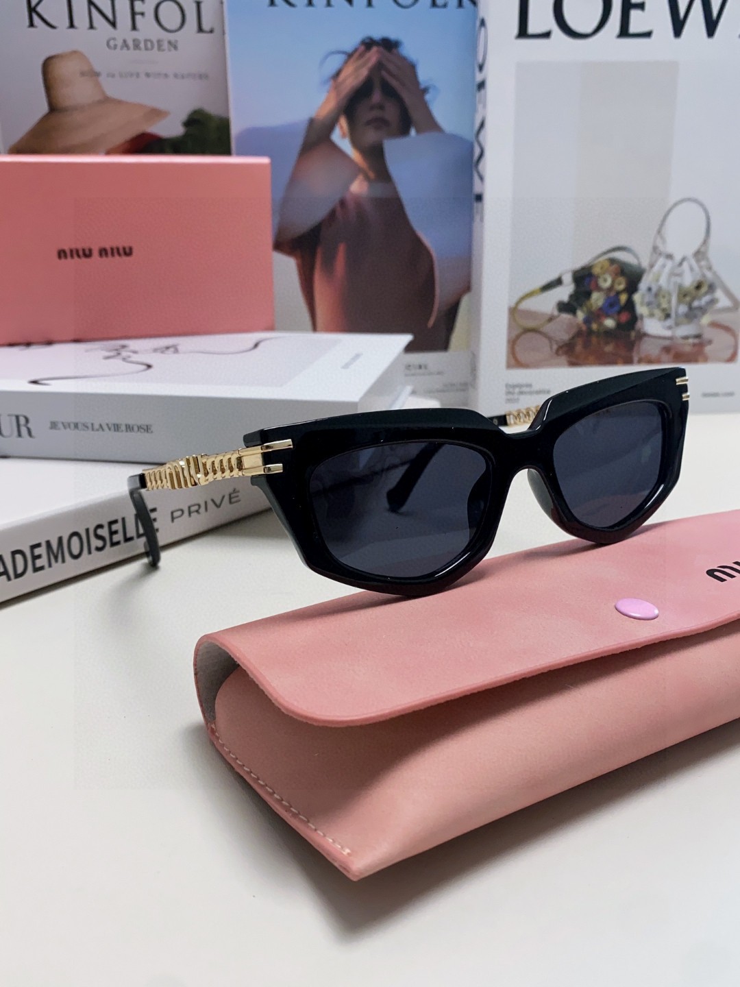   miumiu缪缪2025新款个性锥形太阳镜，高端奢侈 女士潮流眼镜 