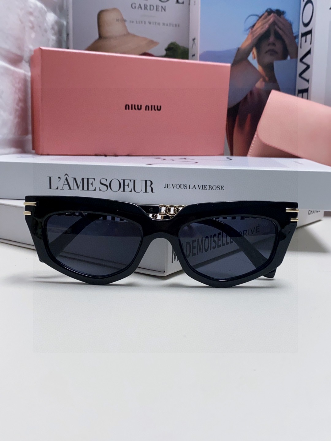   miumiu缪缪2025新款个性锥形太阳镜，高端奢侈 女士潮流眼镜 