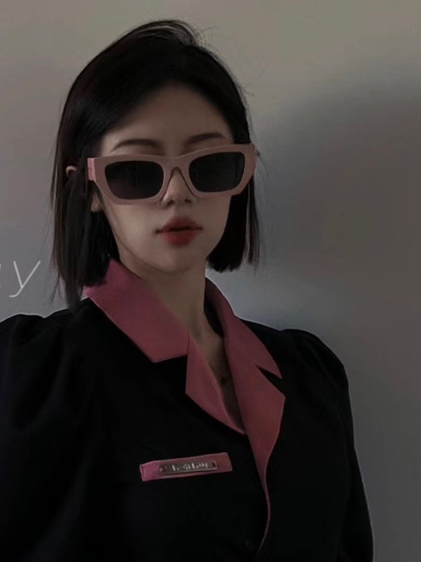  MIUMIU墨镜可盐可甜！！！太喜欢了！！
美女子们怎么可以没有一副好看的墨镜呢
这个款式的太阳镜真的