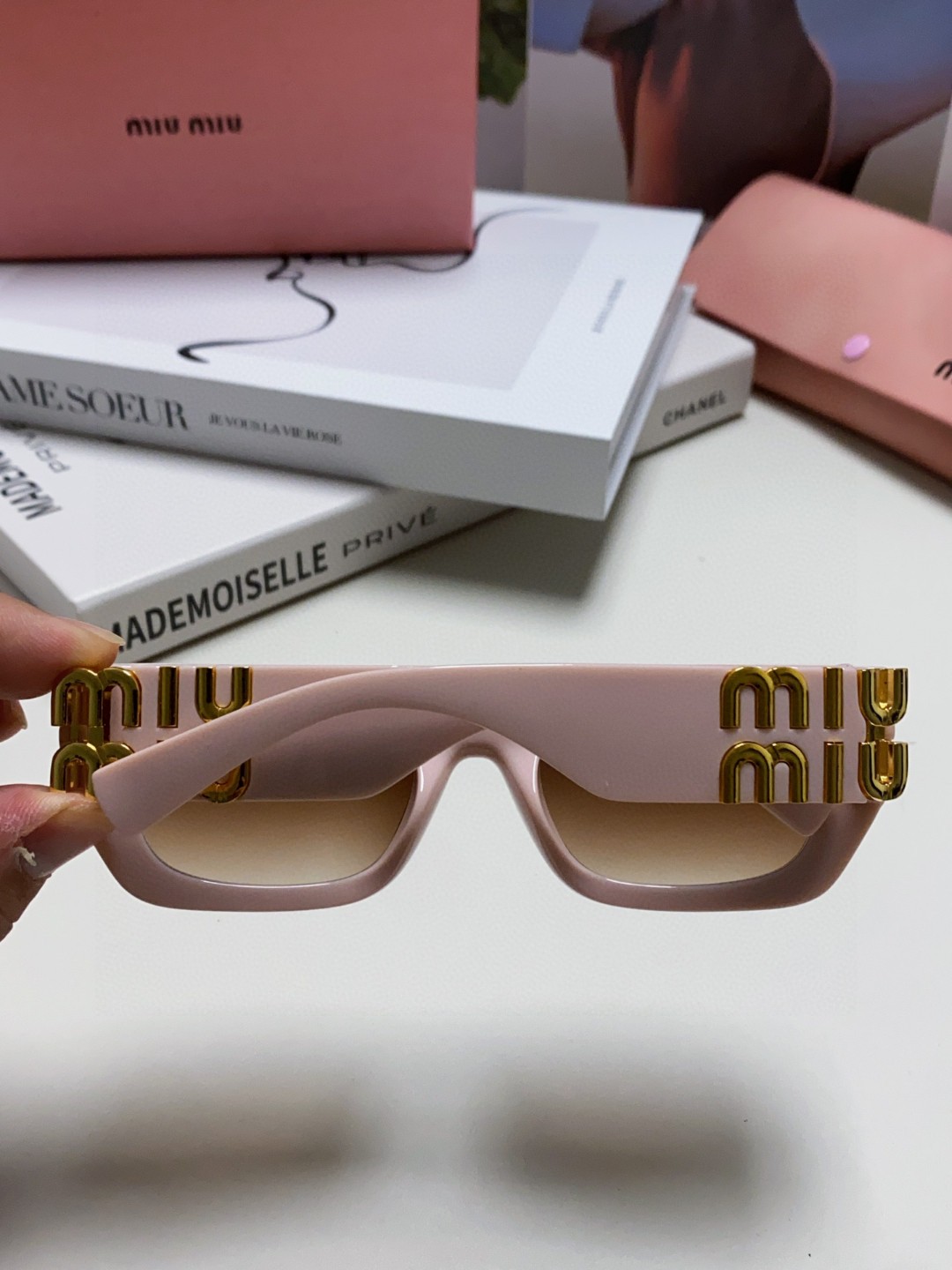  MIUMIU墨镜可盐可甜！！！太喜欢了！！
美女子们怎么可以没有一副好看的墨镜呢
这个款式的太阳镜真的