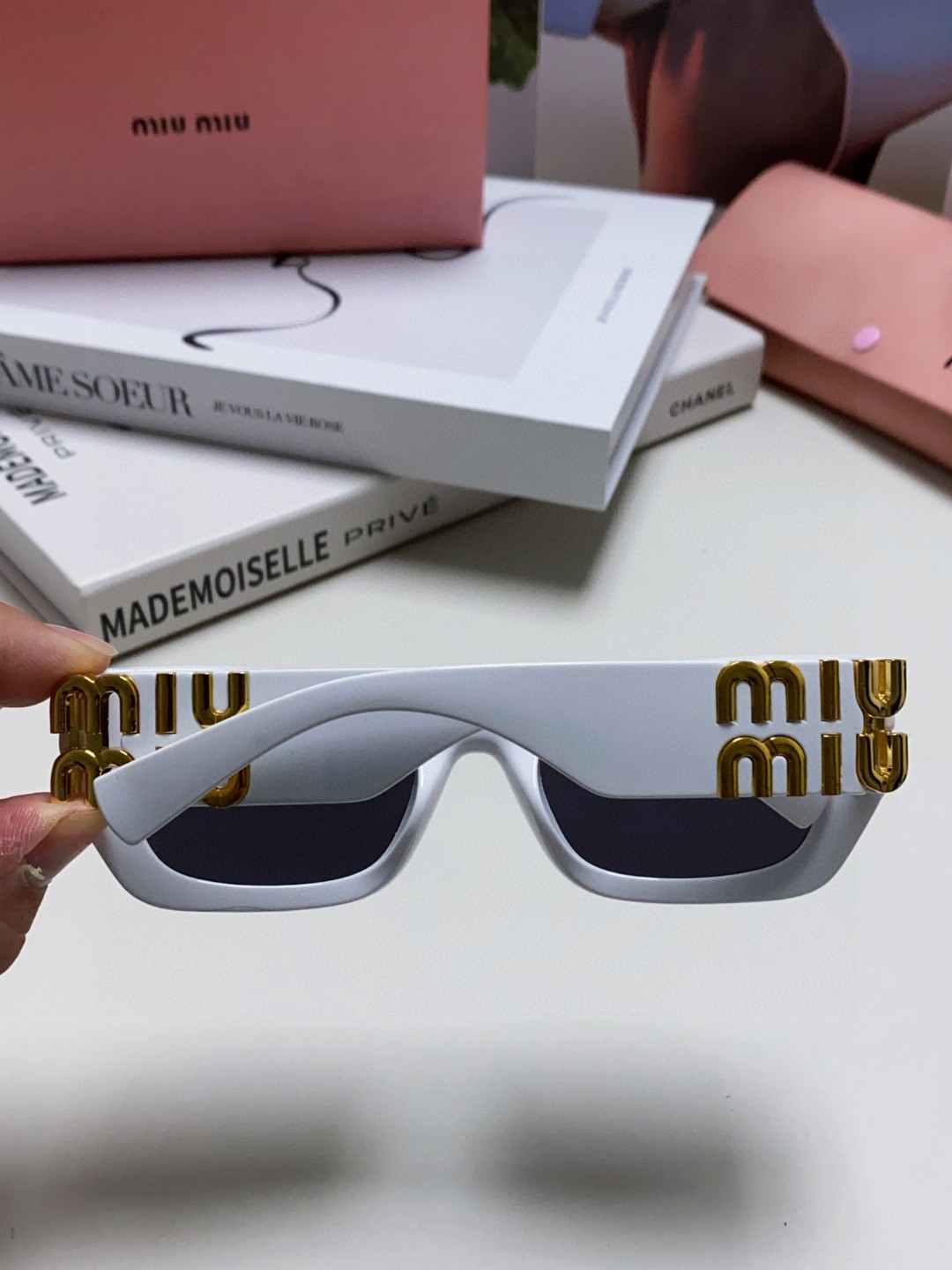  MIUMIU墨镜可盐可甜！！！太喜欢了！！
美女子们怎么可以没有一副好看的墨镜呢
这个款式的太阳镜真的