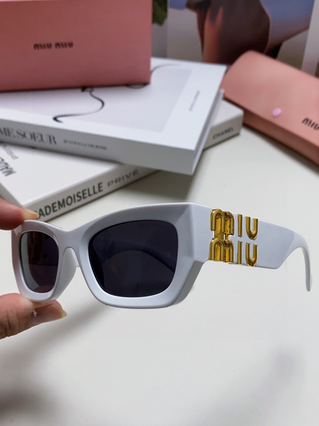  MIUMIU墨镜可盐可甜！！！太喜欢了！！
美女子们怎么可以没有一副好看的墨镜呢
这个款式的太阳镜真的