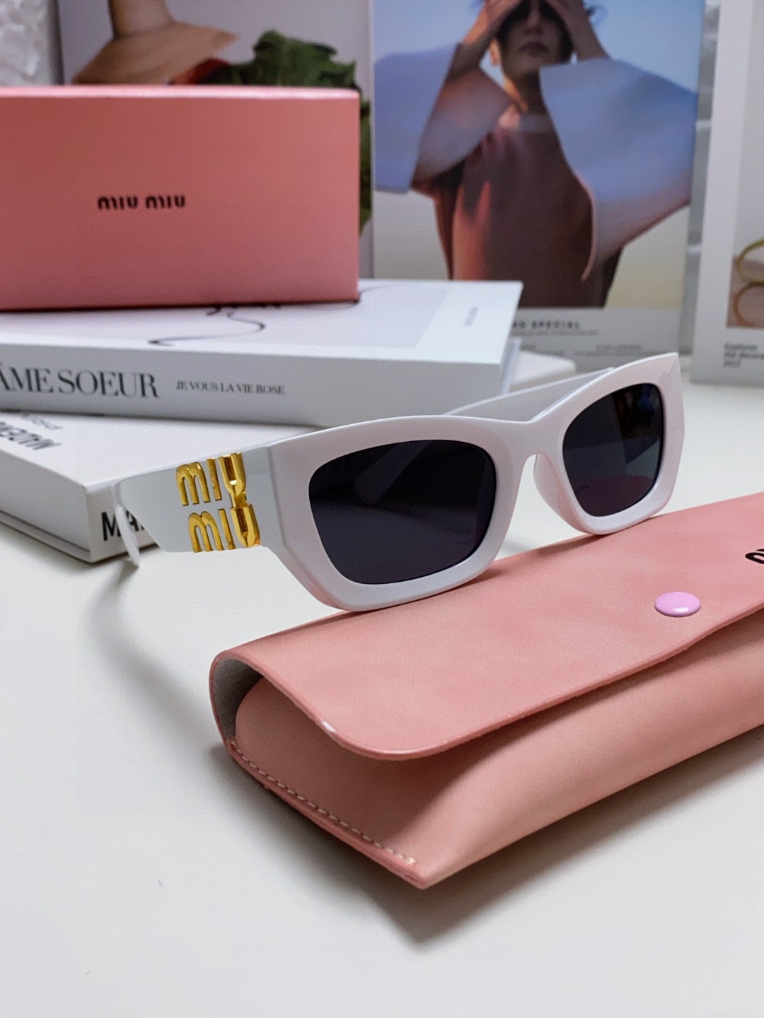  MIUMIU墨镜可盐可甜！！！太喜欢了！！
美女子们怎么可以没有一副好看的墨镜呢
这个款式的太阳镜真的
