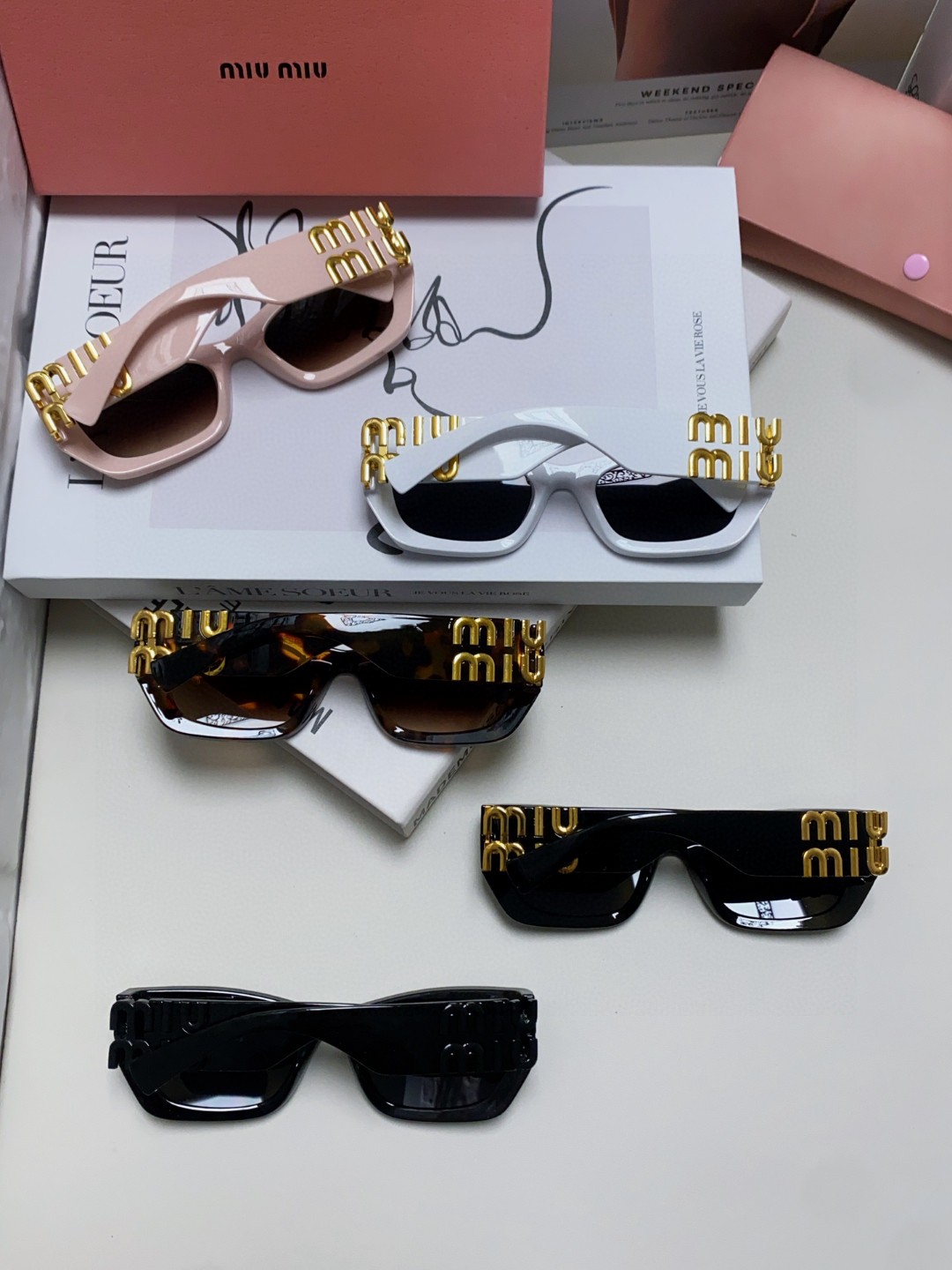  MIUMIU墨镜可盐可甜！！！太喜欢了！！
美女子们怎么可以没有一副好看的墨镜呢
这个款式的太阳镜真的