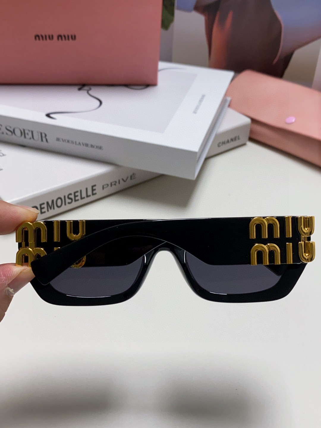  MIUMIU墨镜可盐可甜！！！太喜欢了！！
美女子们怎么可以没有一副好看的墨镜呢
这个款式的太阳镜真的