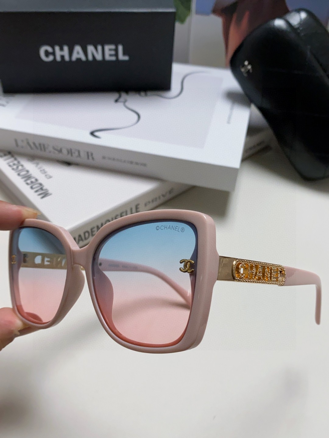  Chanel香奈儿 2025新款 🕶️ch0772镂空腿新款来咯～
🦋优雅气质的蝶形设计 不挑人~
复