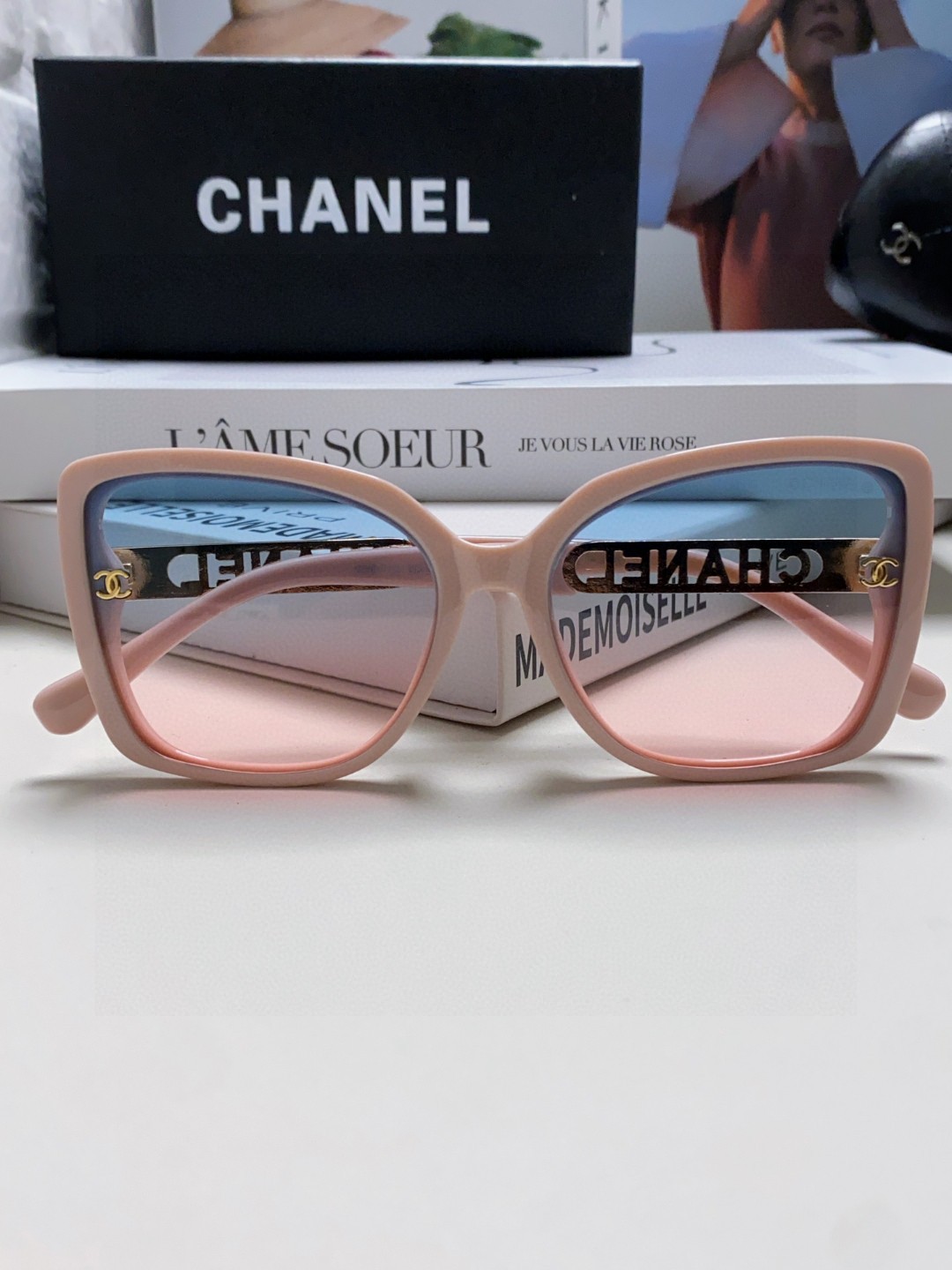  Chanel香奈儿 2025新款 🕶️ch0772镂空腿新款来咯～
🦋优雅气质的蝶形设计 不挑人~
复