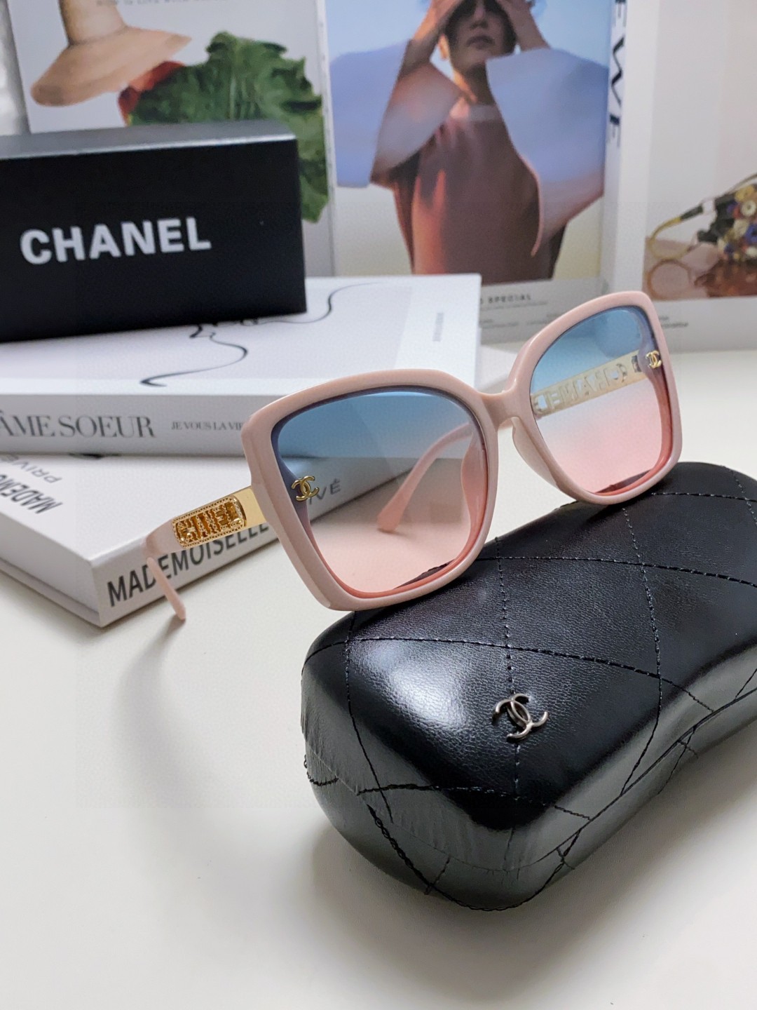  Chanel香奈儿 2025新款 🕶️ch0772镂空腿新款来咯～
🦋优雅气质的蝶形设计 不挑人~
复
