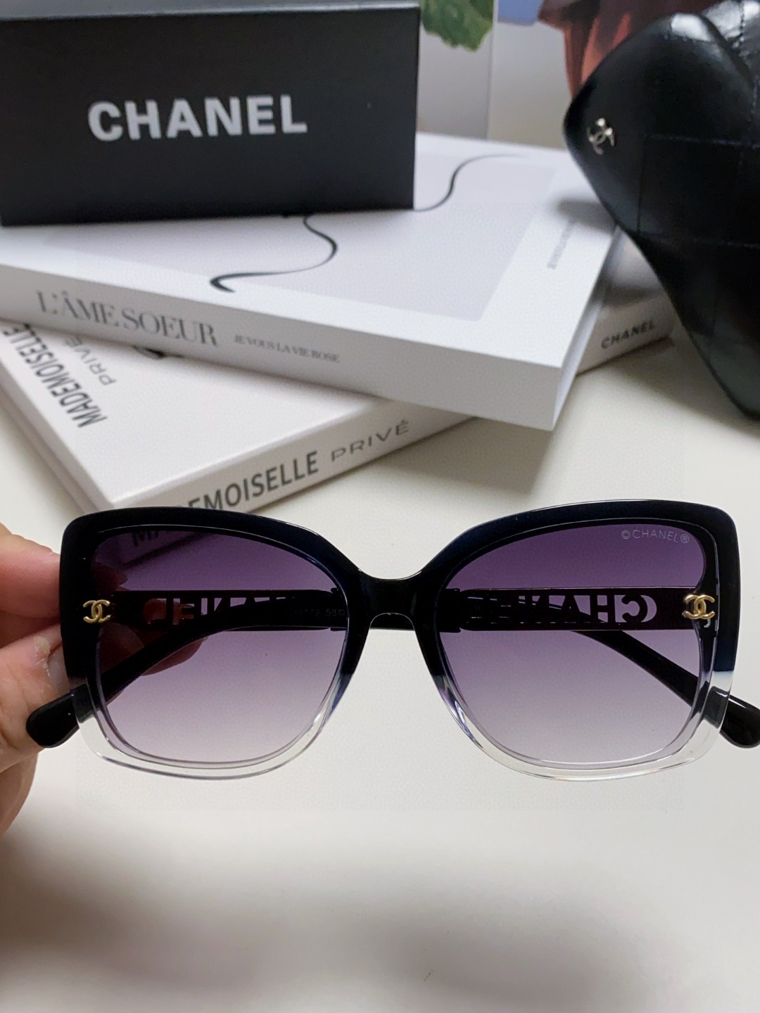  Chanel香奈儿 2025新款 🕶️ch0772镂空腿新款来咯～
🦋优雅气质的蝶形设计 不挑人~
复