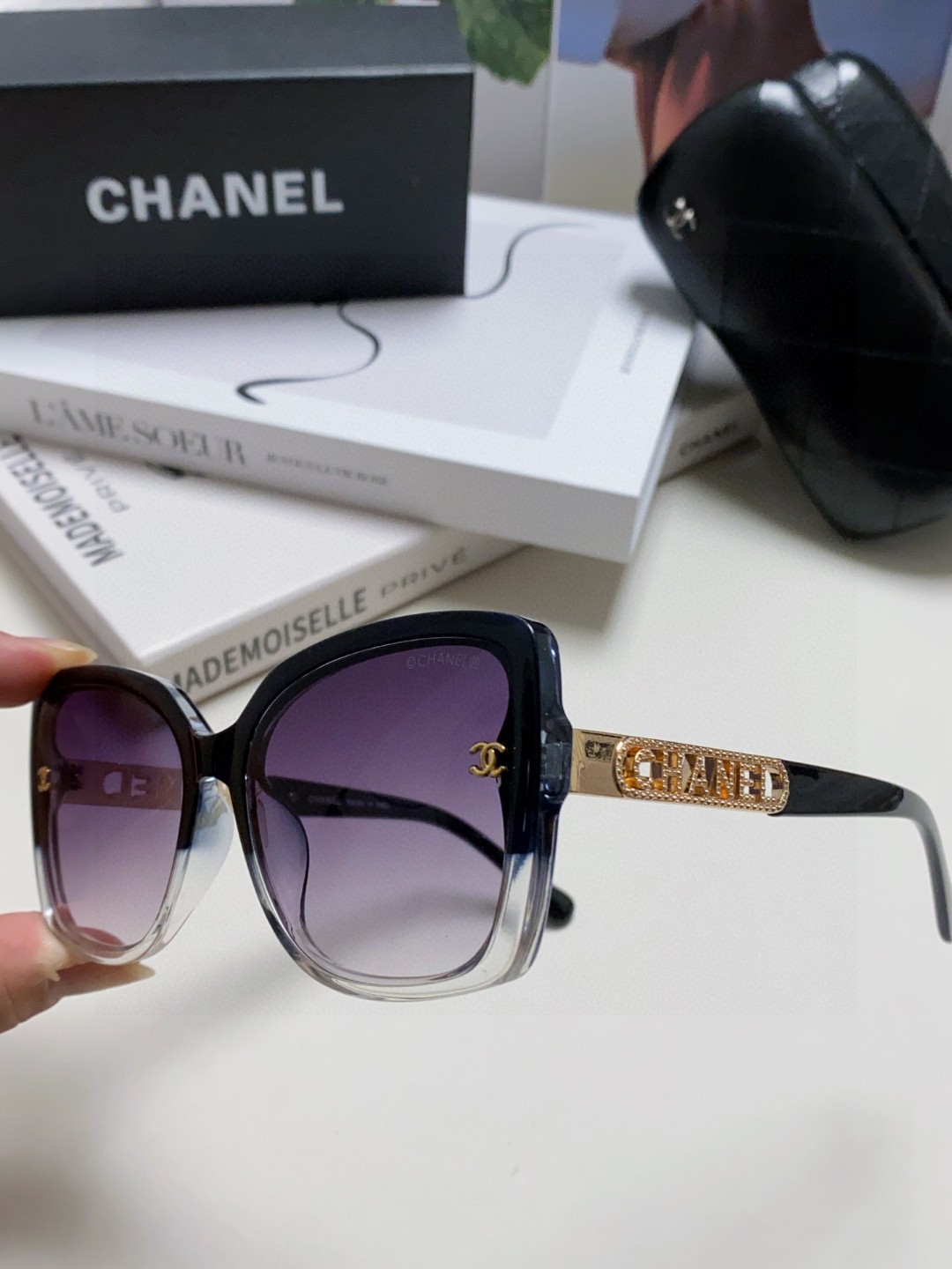  Chanel香奈儿 2025新款 🕶️ch0772镂空腿新款来咯～
🦋优雅气质的蝶形设计 不挑人~
复