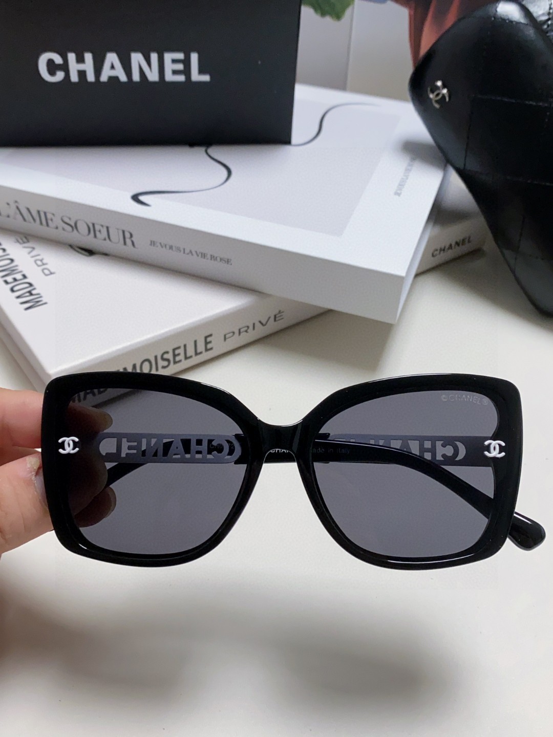  Chanel香奈儿 2025新款 🕶️ch0772镂空腿新款来咯～
🦋优雅气质的蝶形设计 不挑人~
复