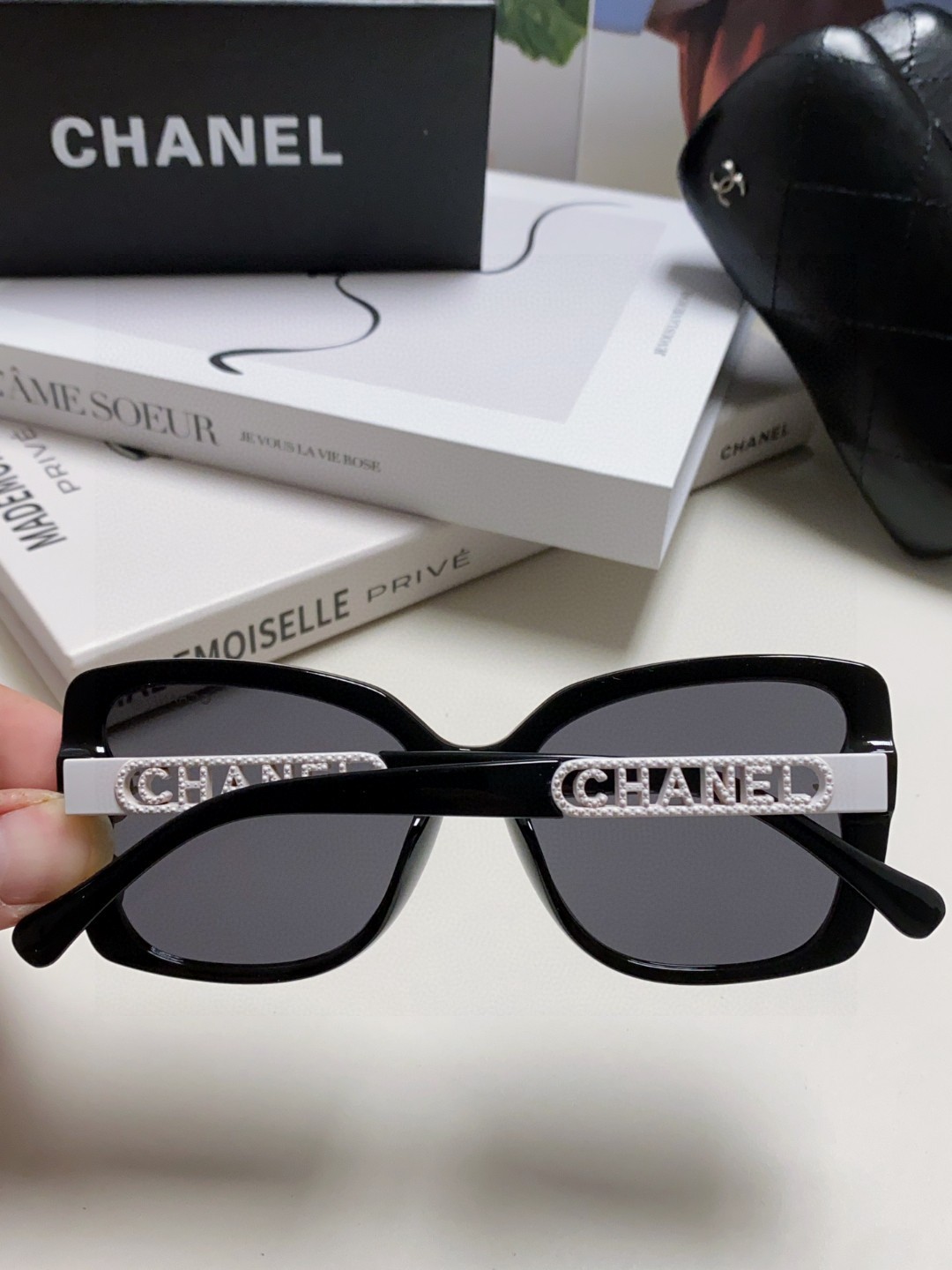  Chanel香奈儿 2025新款 🕶️ch0772镂空腿新款来咯～
🦋优雅气质的蝶形设计 不挑人~
复