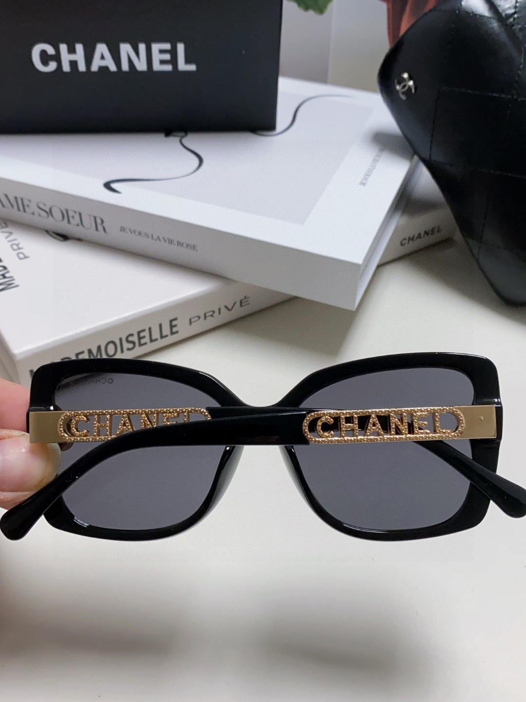  Chanel香奈儿 2025新款 🕶️ch0772镂空腿新款来咯～
🦋优雅气质的蝶形设计 不挑人~
复