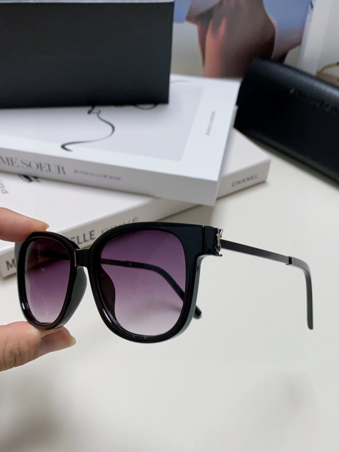  SAINT LAURENT
 眼镜的颜值天花板 🎗圣罗兰新款胶囊系列✔️如果想要极简纯欲风
不要错过这
