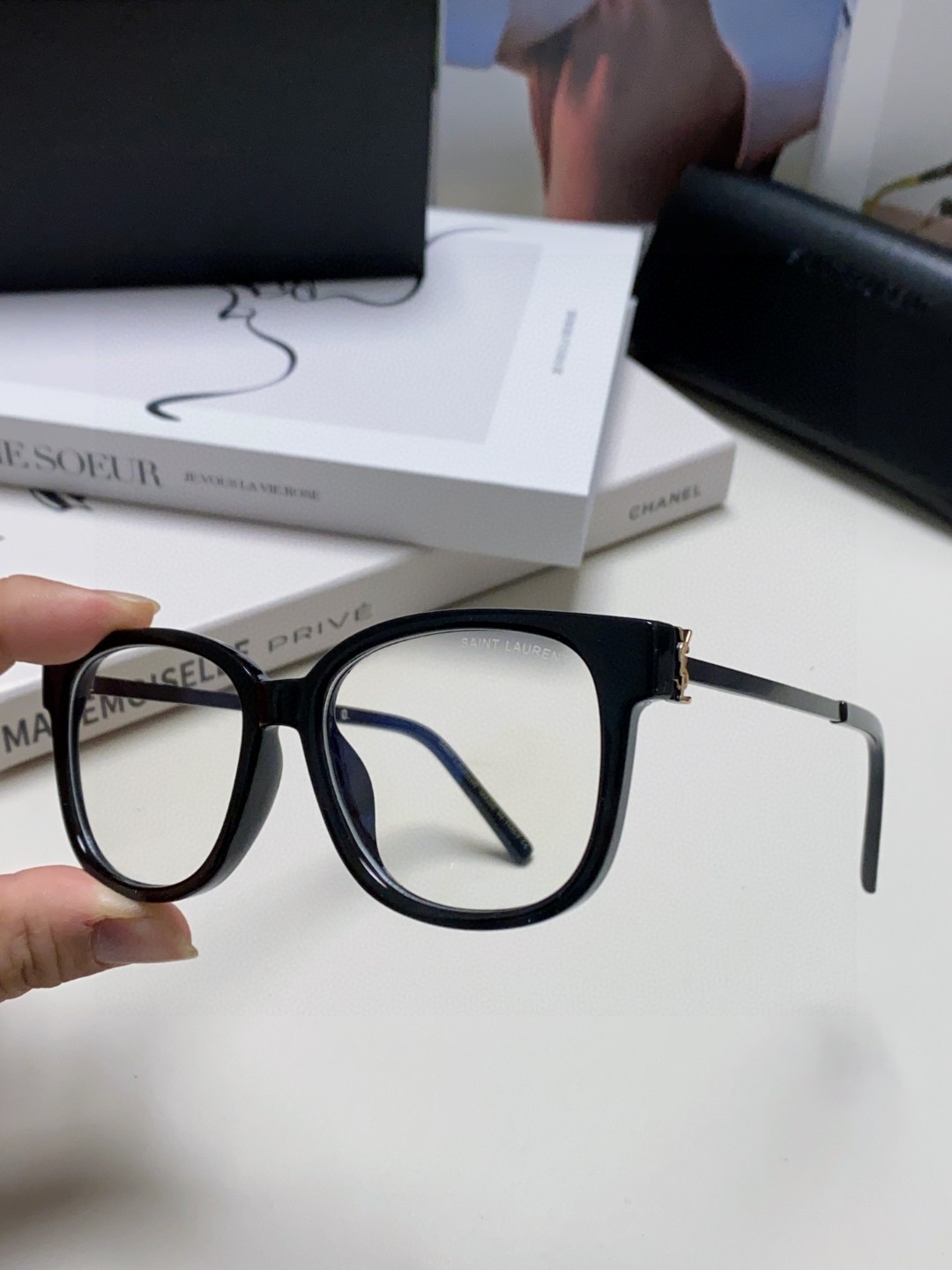  SAINT LAURENT
 眼镜的颜值天花板 🎗圣罗兰新款胶囊系列✔️如果想要极简纯欲风
不要错过这