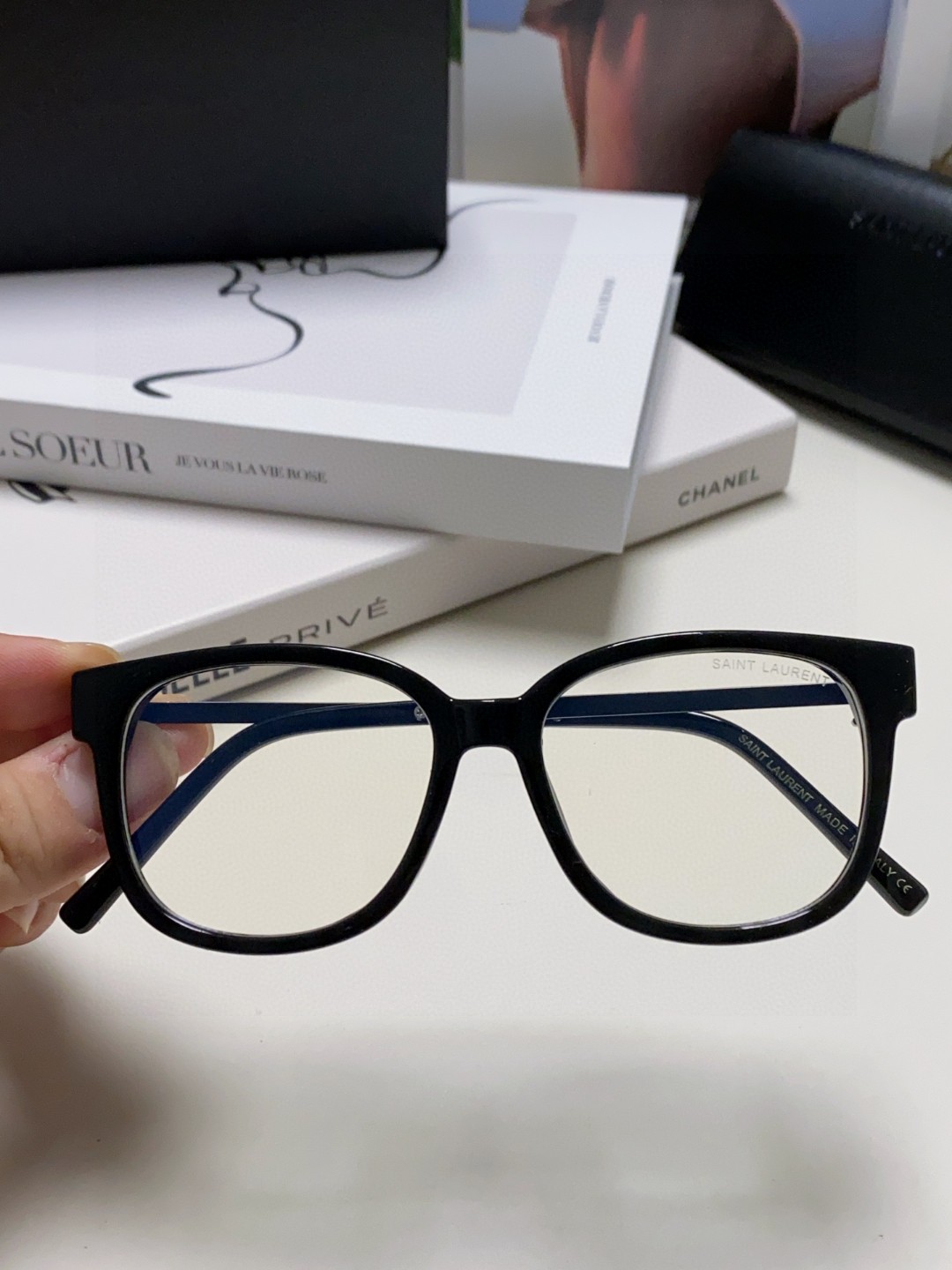  SAINT LAURENT
 眼镜的颜值天花板 🎗圣罗兰新款胶囊系列✔️如果想要极简纯欲风
不要错过这