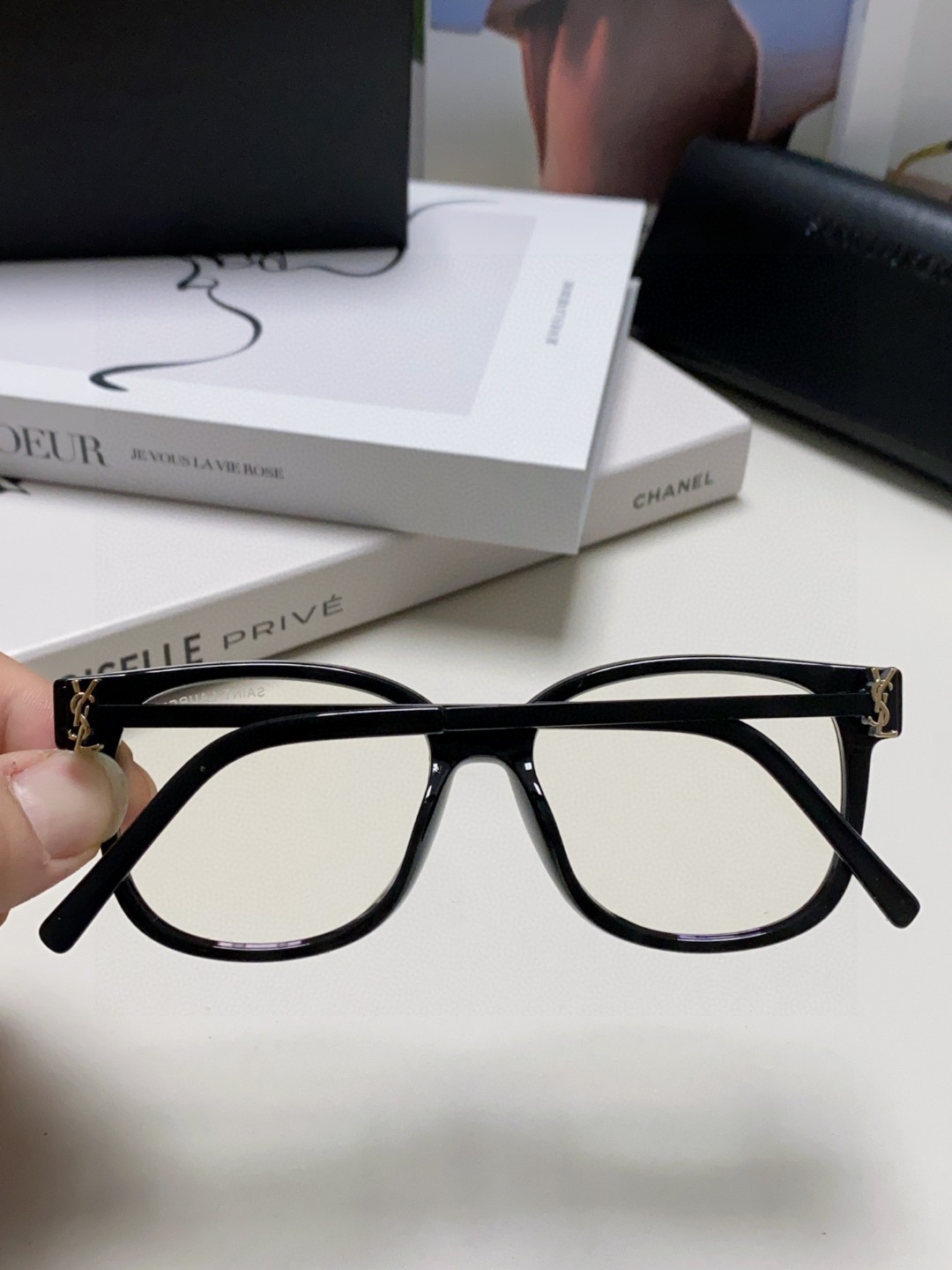  SAINT LAURENT
 眼镜的颜值天花板 🎗圣罗兰新款胶囊系列✔️如果想要极简纯欲风
不要错过这