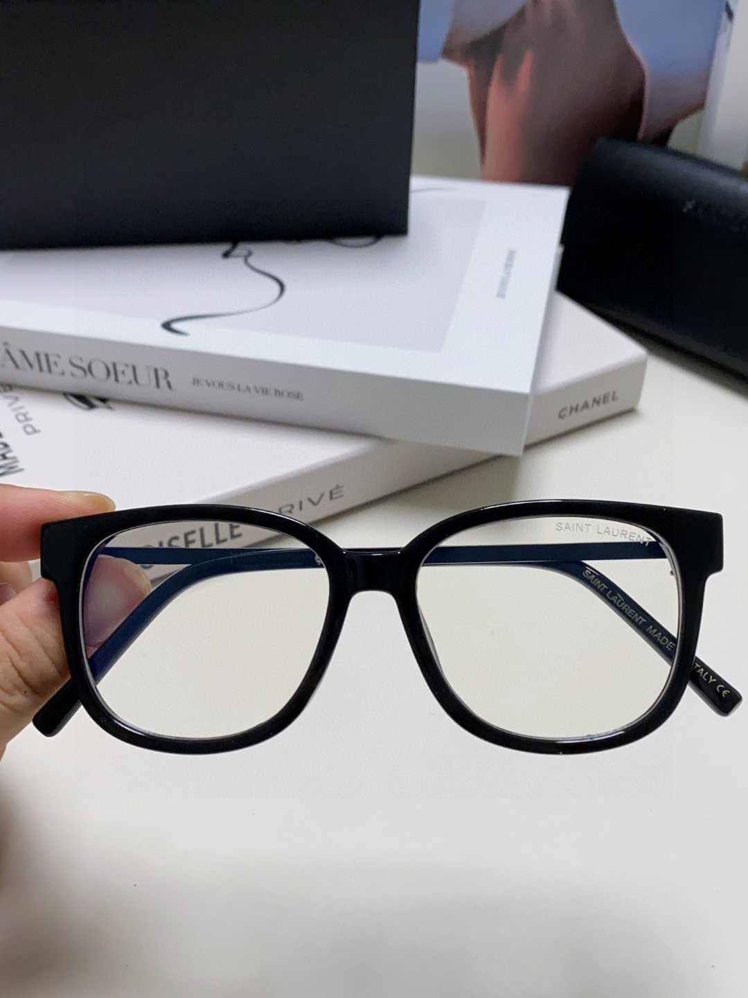 SAINT LAURENT
 眼镜的颜值天花板 🎗圣罗兰新款胶囊系列✔️如果想要极简纯欲风
不要错过这