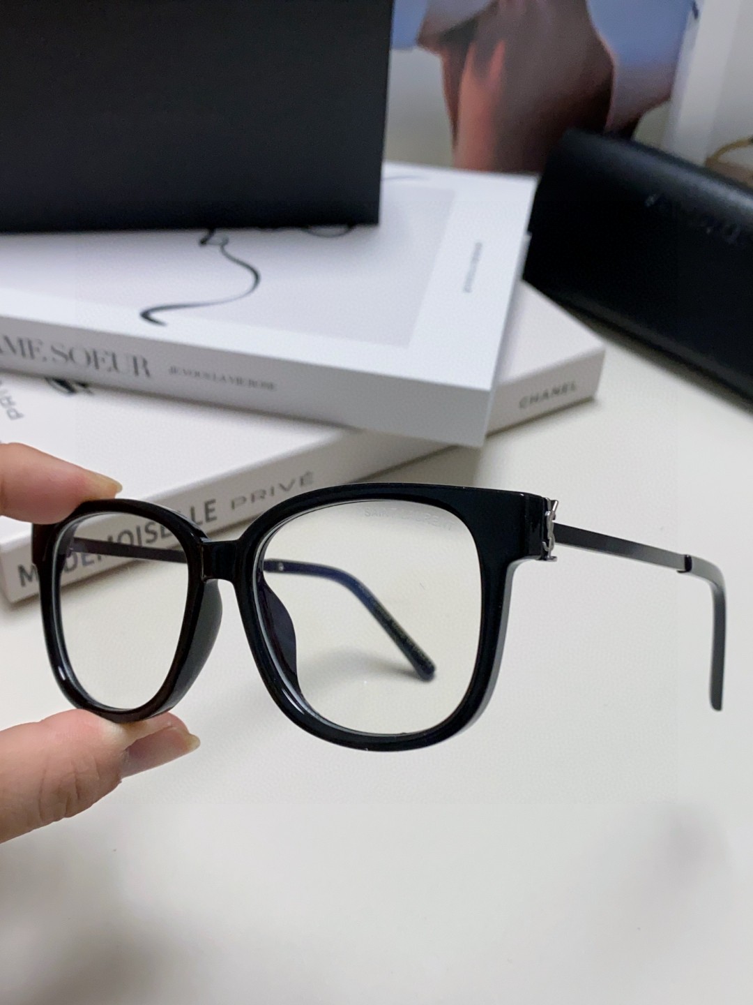  SAINT LAURENT
 眼镜的颜值天花板 🎗圣罗兰新款胶囊系列✔️如果想要极简纯欲风
不要错过这