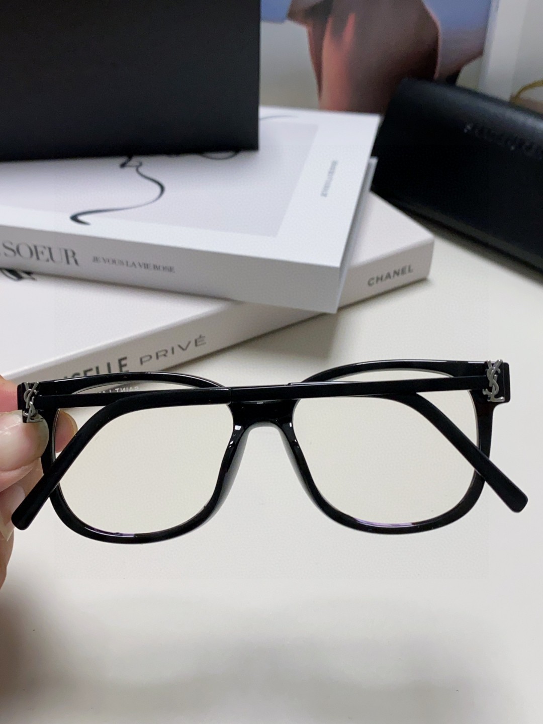  SAINT LAURENT
 眼镜的颜值天花板 🎗圣罗兰新款胶囊系列✔️如果想要极简纯欲风
不要错过这