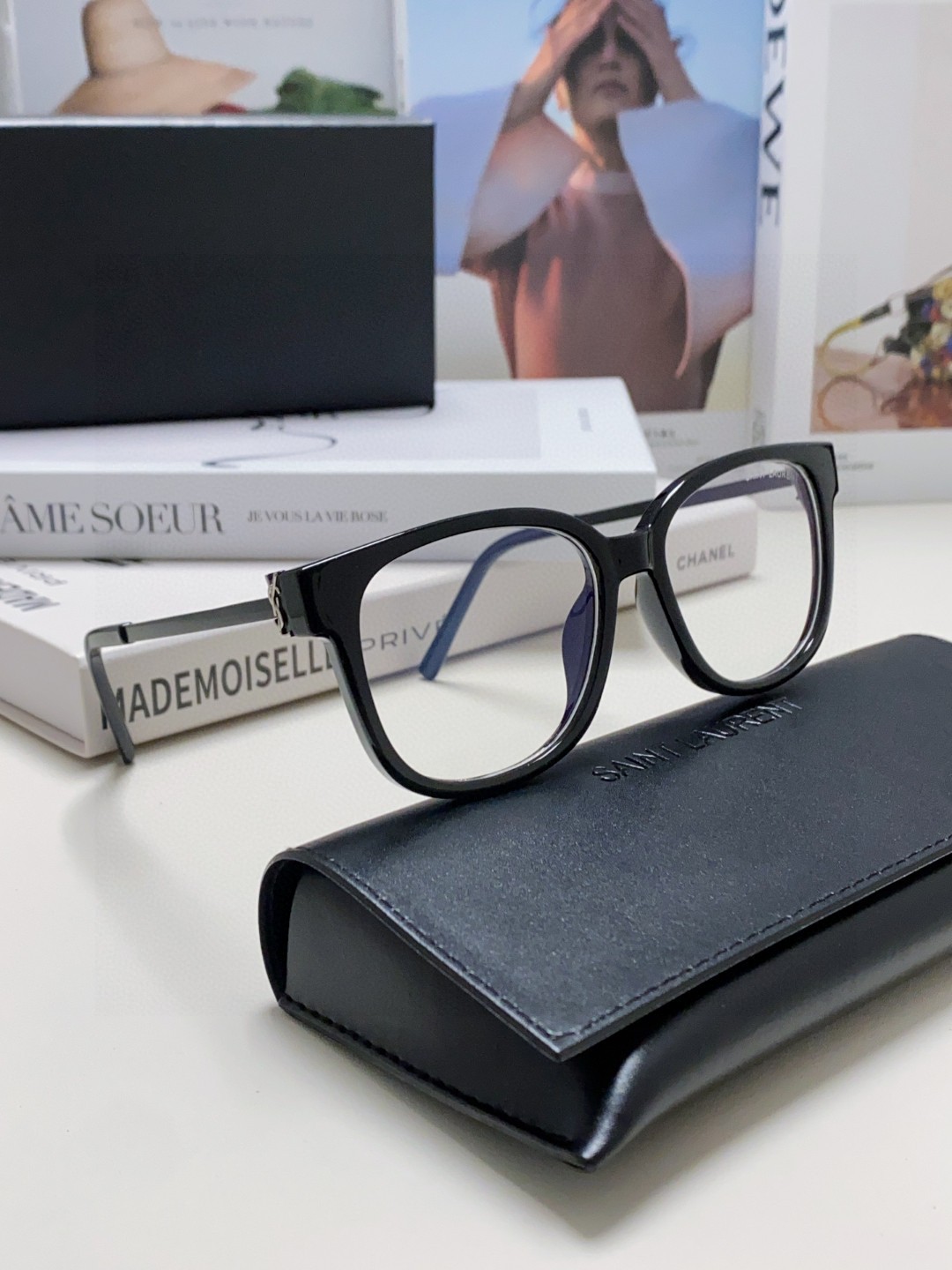  SAINT LAURENT
 眼镜的颜值天花板 🎗圣罗兰新款胶囊系列✔️如果想要极简纯欲风
不要错过这
